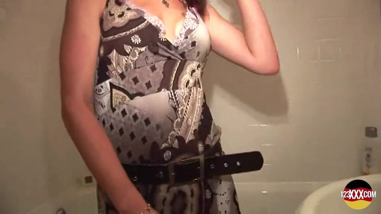 German amateur - 100% German hardcore videos: Rozkošná německá brunetka miluje hraní s obrovským robertkem