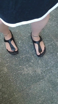 Birkenstocks e pés de nylon na escada