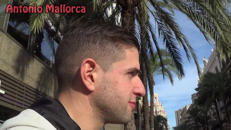 Antonio Mallorca: Kissing a hot Spanish brunette with the pink t-shirt trick
