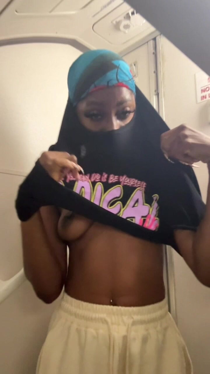 Spicy perry: Пикантная писающая в самолете.