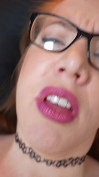 Unhöfliche MILF in dessous engagiert sich in kleinen schwanz Sph pOV