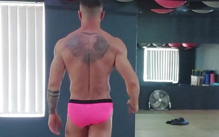 Bruno_Blane: बॉडी बिल्डरिंग प्रतियोगिता के लिए दिखाएं तैयारी