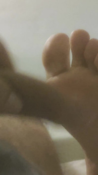 เพื่อนยอมให้กูเย็ดเท้าเธอขณะกำลังเล่นเกม