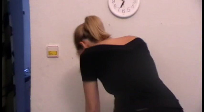 Femdom Austria: Drcení otroka na podlaze