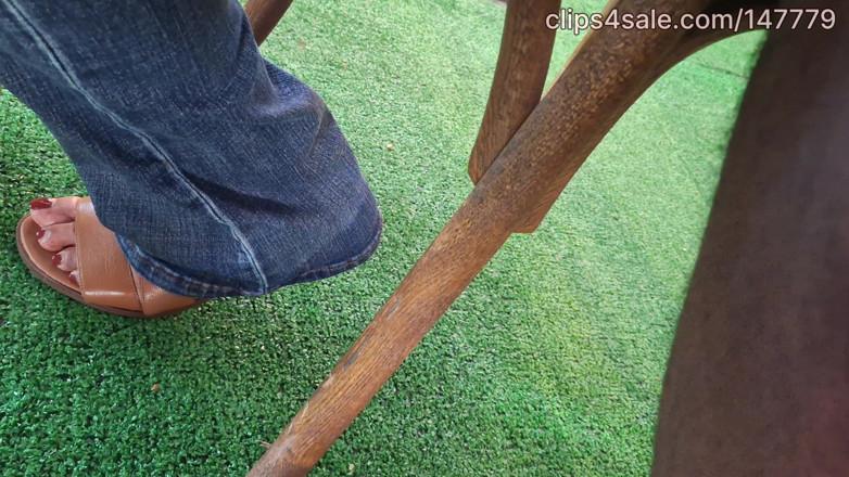 Foot Patrol: Ébano milf com pés bonitos na festa de sábado em...