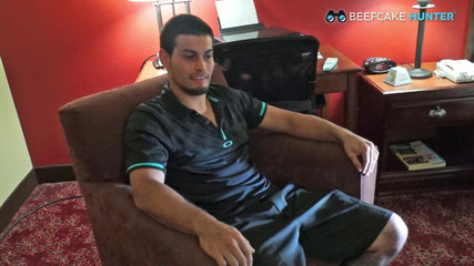 Beefcake Hunter: Futbol oyuncusunun bacaklarıyla maço emiyor