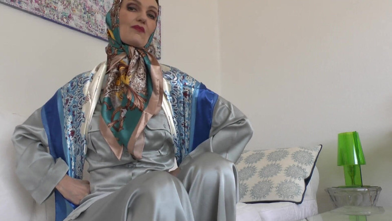 Lady Victoria Valente: Üvey annenin yeni saten eşarpları seni azdırıyor! Her şey çok güzel parlıyor!...