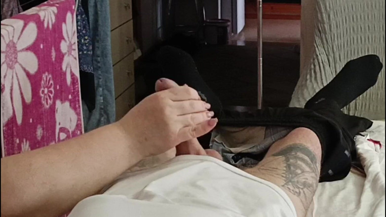 Zona901: Ibu tiri ngocok dan nyepong kontolku di meja pijat sampai...