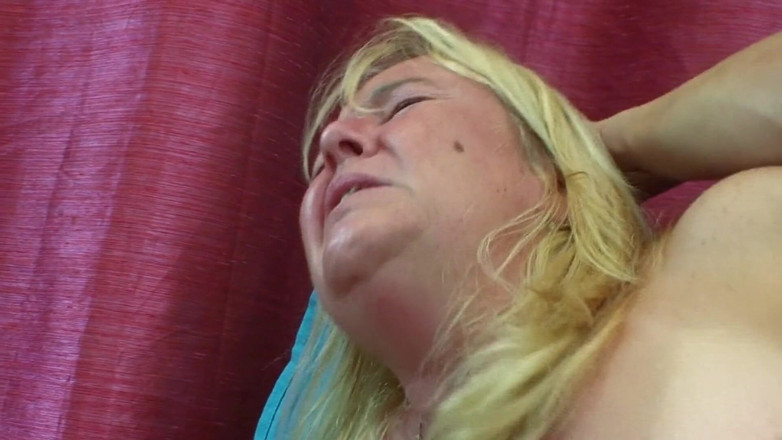 Mature Climax - 100% Mature Videos: Blonda bătrână dolofană este futută și umplută de spermă pe față...
