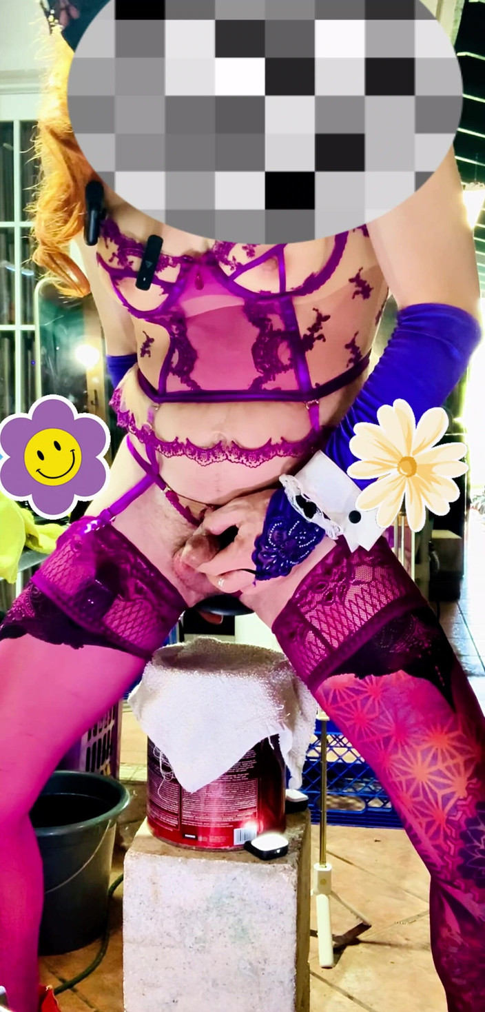 Benito414: TSラテン系セクシーランジェリーがアナルディルドの中で外を歩く