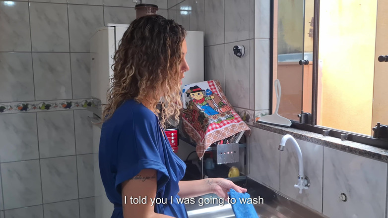 Gabi SweetCouplesStories: 설거지를 하는 동안 보지를 사용하는 게으른 의붓딸.