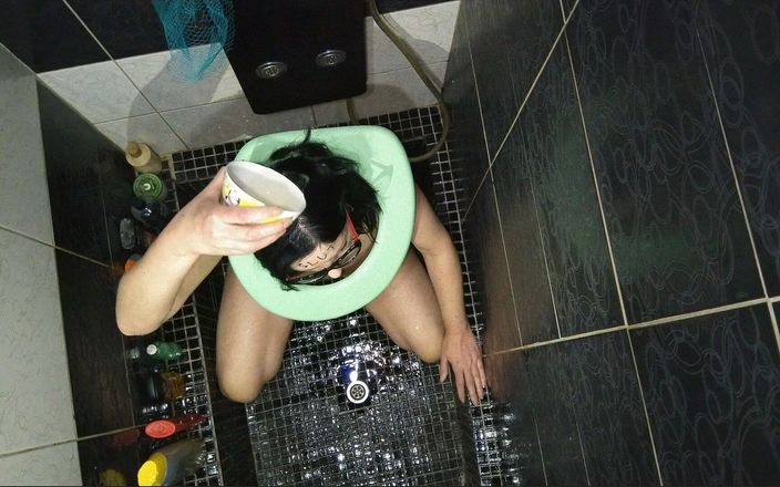Toilet Mommy: Sexi żona bierze ogromny ładunek sikania na twarz
