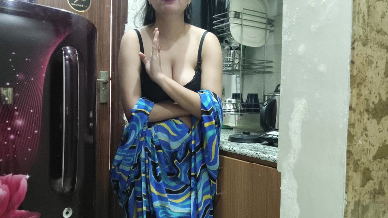 Saarabhabhi6: Mama vitregă indiană privește și intră în bucătăria fiului ei vitreg ca...