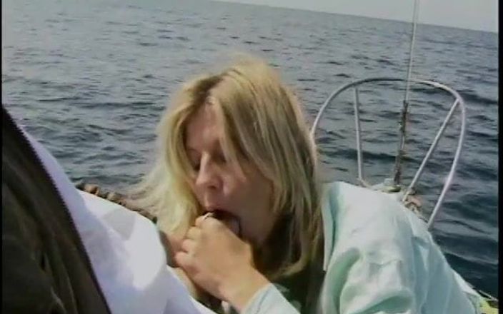 Old Good Porn: Gorąca blond laska bawi się swoją różową cipką na łodzi