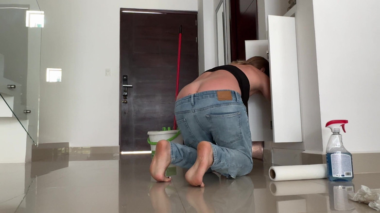 Mrs Peachesxx: ตดแตกตูดในวันทําความสะอาด