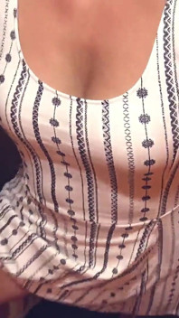 Une fille desi sexy se masturbe et jouit dans une salle de bain