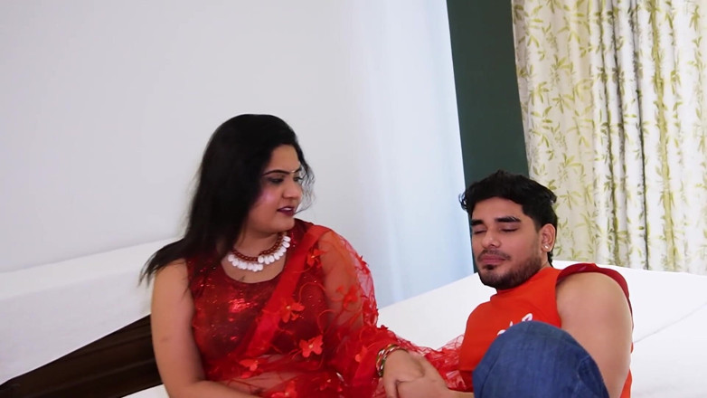 Queen star Desi: Tutti i amici dell'ostello insieme chiamano la loro comune ragazza...