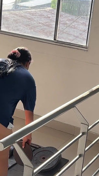 Tubuh aduhai di gym bi2 pejuhnya mengalir