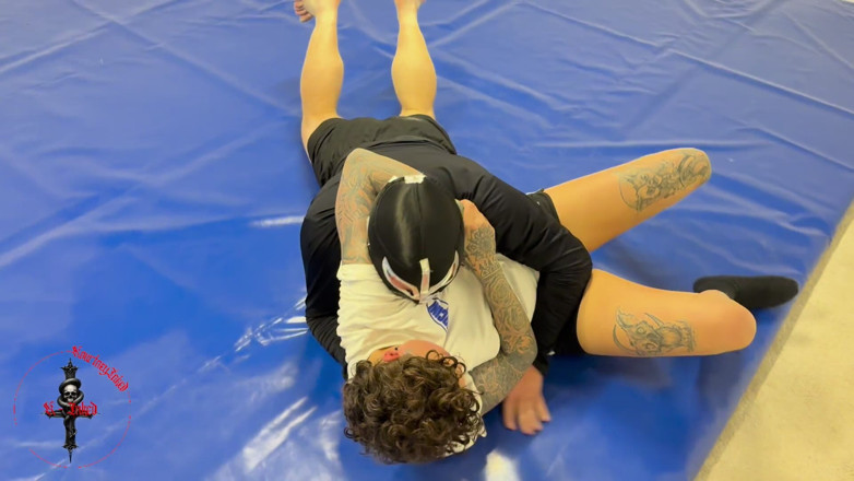 She Wrestle: Kourtneyinked कुश्ती दयनीय आदमी