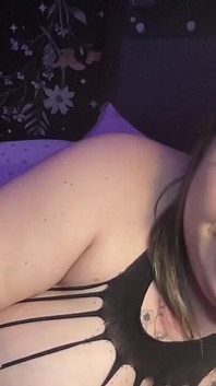 Sexy novata grandota transmite primer orgasmo