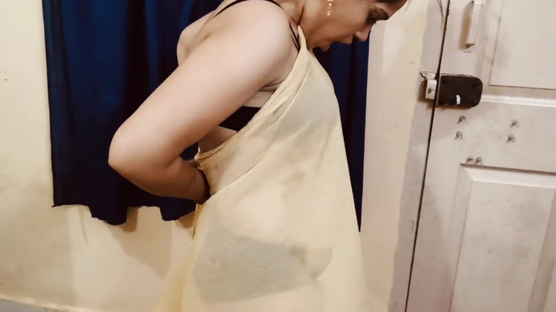 Madhu bhabhi: 自然村屋妻子裸体洗澡视频