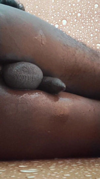 Je me vide les couilles après un orgasme anal extrême de la prostate avec une énorme bite