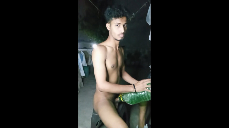 Curlyboy: bhaartiy uttejit larka botal se chudaee karta hai haardakor land...