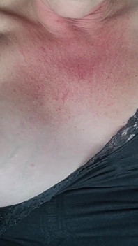MILF masturbuje się i tryska ogromnym ogórkiem na parkingu sklepu spożywczego