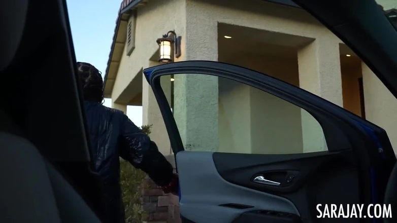 Sara Jay: Sara Jay pega na estrada