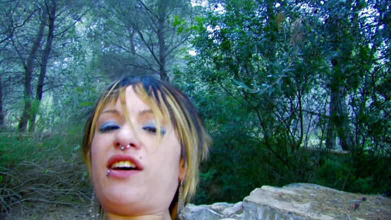 CBD Media: Una teen emo con un corpo minuto e una figa...