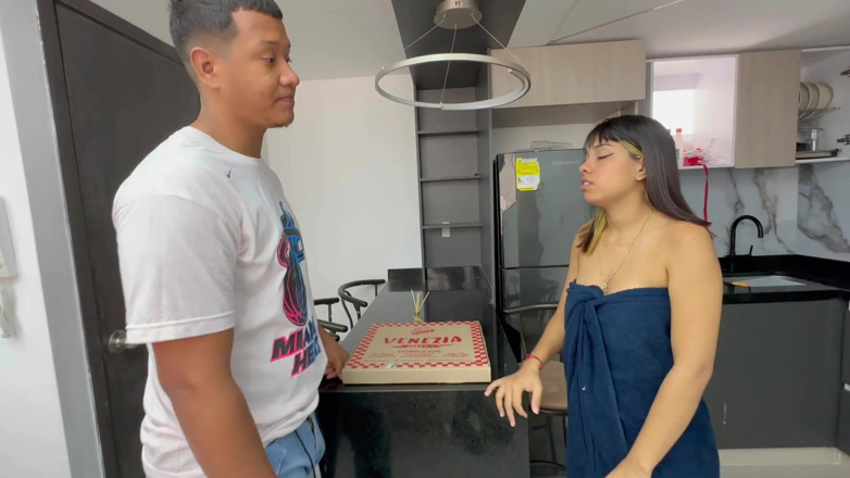 Saraymike: I Fuck the Pizza Delivery Guy to Avoid Paying for...