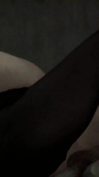 Bağlı orta yaşlı seksi kadın içine koyduğu her şeyi seviyor