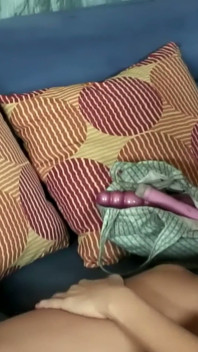 Dildo neuken op de blauwe bank - twee blondines en een dik speeltje dat nooit stopt