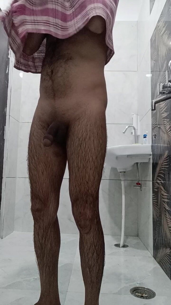 Rajasthani-old-lover: Indický desi muž si užívá sprchu a masturbaci