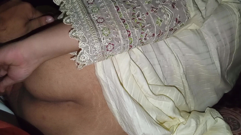 QueenbeautyQB: sauteli bahan pahli baar apne sautele bhaee ke kamre men...