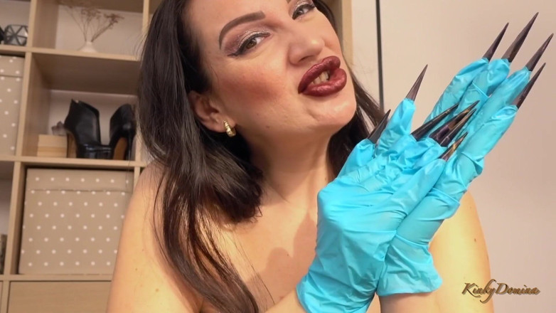 KinkyDomina: Kinkydomina Christine coloca um par de luvas de látex com...