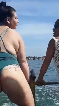 Paty Butt ve üvey oğlu Agatha Ludovino ile herkesin içinde teknede teşhircilik