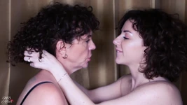 सौतेली मम्मी के साथ गहरी जीभ चुंबन