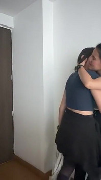 レズビアン同士の熱いキスと、絶頂までのタッチ