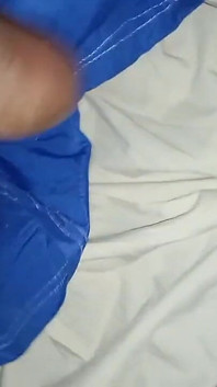 Azgın kız arkadaş sabah sikiliyor ve yarağın götünü açmasının tadını çıkarıyor