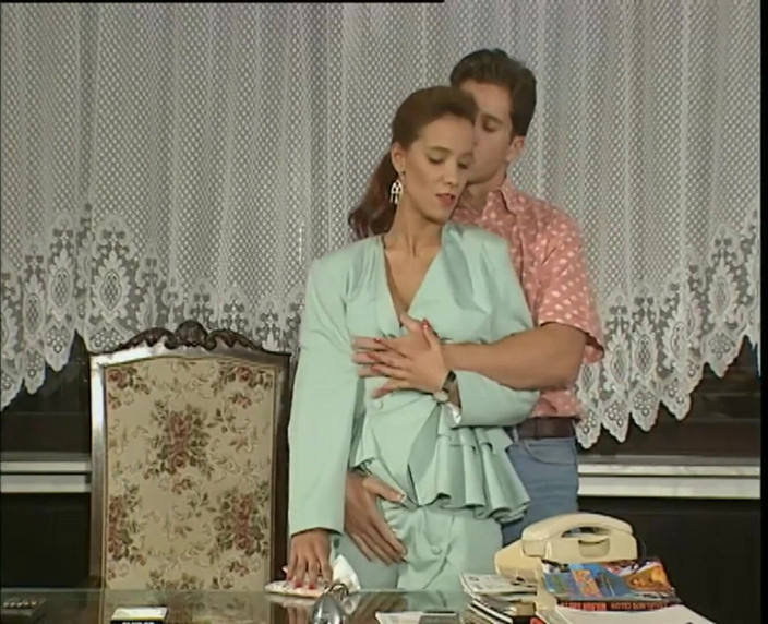 Vintage Climax: Köstliches schätzchen in sexy strümpfen wird anal auf dem bett...