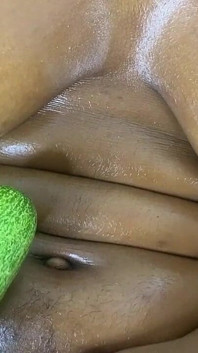 Ragazzina Ingoia Cazzone Nero in Bocca E Nella Sua Figa