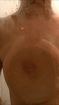 Nikki Benz juega con el coño y se corre en la ducha !!