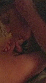 Soție sexy prinsă sugând pula în întuneric