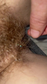 Een haarhemel als een enkele schaamhaar wordt betrapt rond mijn clitorispiercing