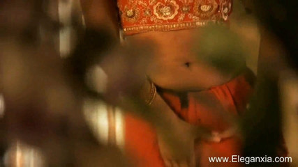 Eleganxia: 屋外で踊る美しいインドの赤ん坊