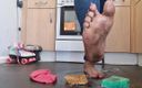 Simp to my ebony feet: Чистим пол грязными ступнями