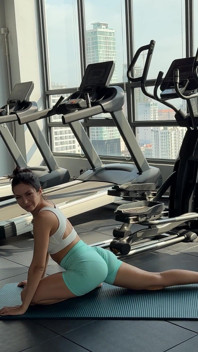 Yoga mặc quần đùi bó sát và top 4k