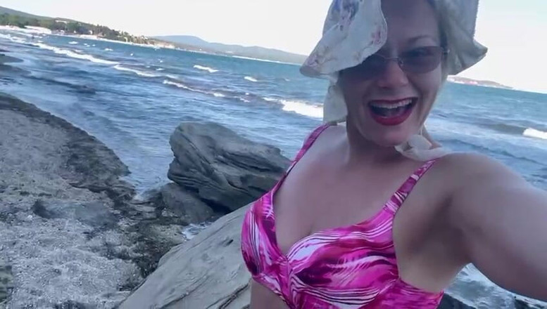 Putarankahotmilf: 海滩撒尿，假阳具操和喷