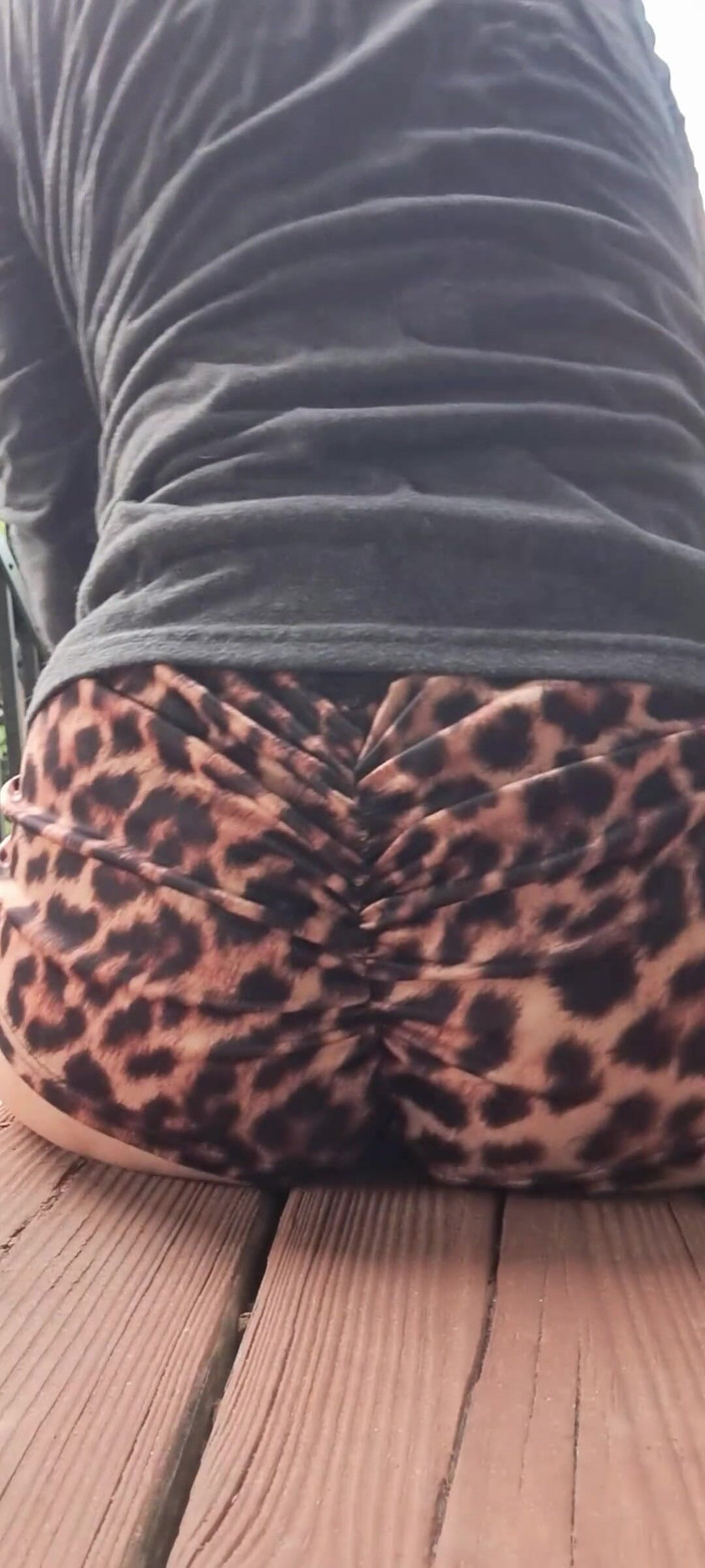 PandoraSG: Ao ar livre, bunda ignora